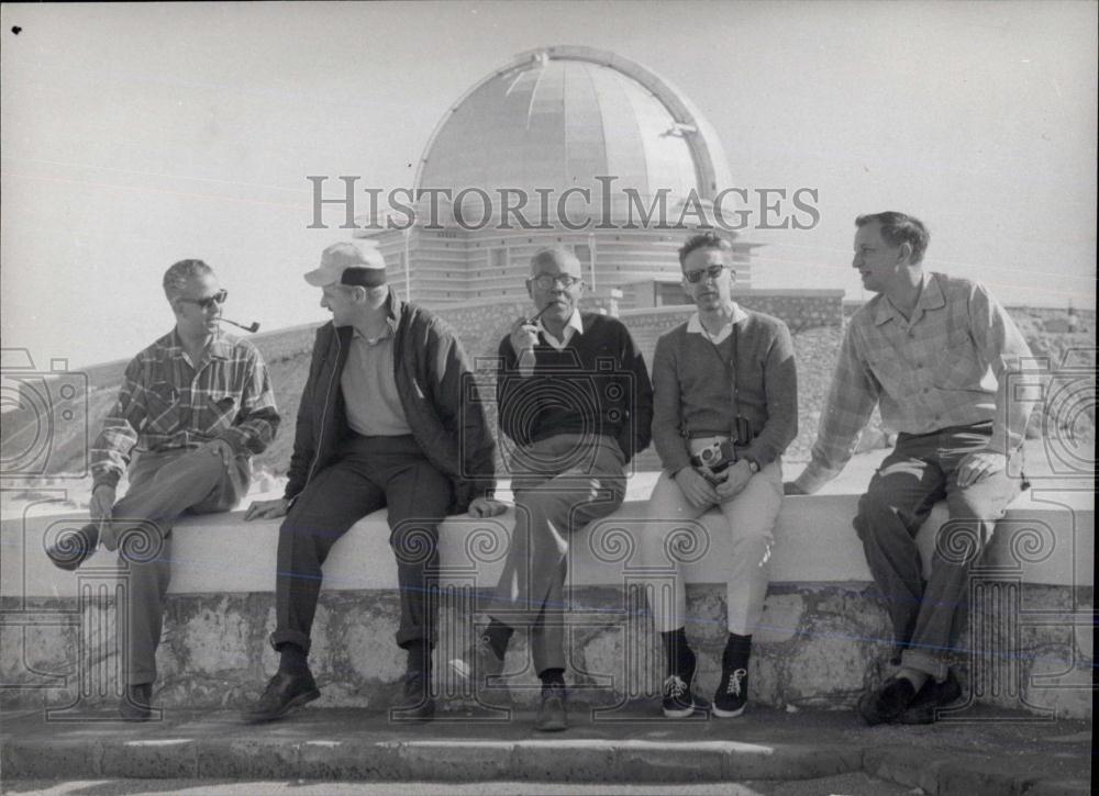 Press Photo Foreign and Arab Geo-Astrophysicists Facing Katamiya Observatory - Historic Images