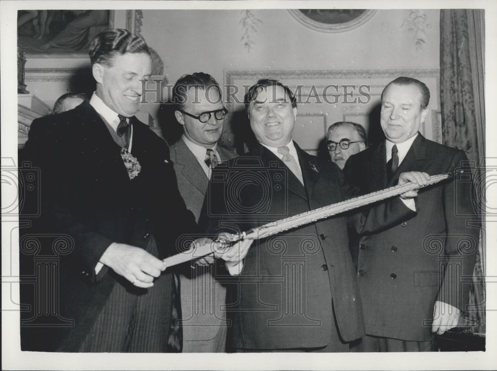 1956 Press Photo Georgi Malenkov Soviet Minister Power Station Sword State - Historic Images