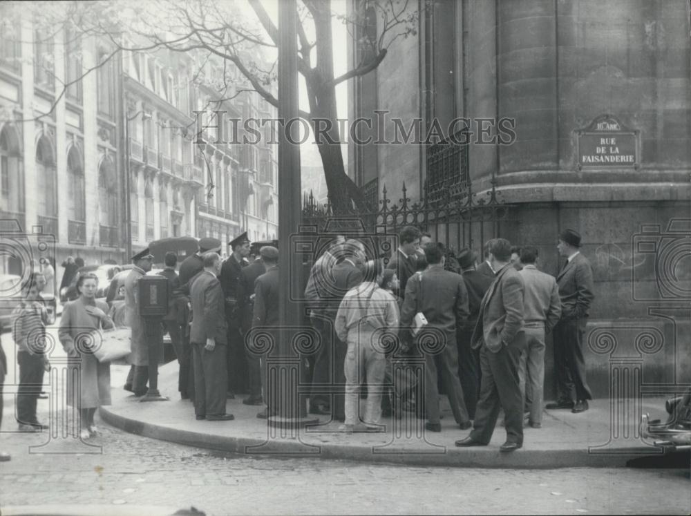 1960 Press Photo Crowds Where M.P. Robert Abdessalam Was Wounded By Terrorists - Historic Images