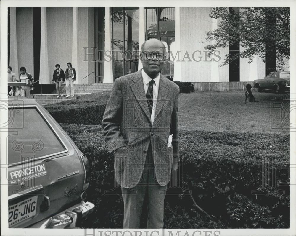 1979 Press Photo Sir Arthur Outside Woodrow Wilson School - Historic Images