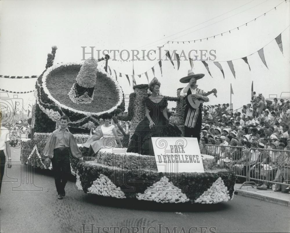 1963 Press Photo Parade Float, Battle of Flowers, Jersey, Channel Islands - Historic Images