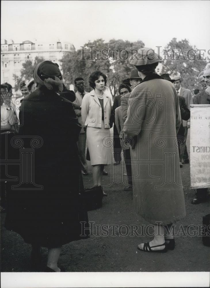 Press Photo Actress Gina Lollobrigida Stands Out Among Hecklers - Historic Images