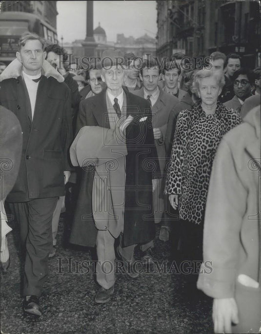 Press Photo Ear Russel Leading Demonstrators in Trafalgar Square - Historic Images