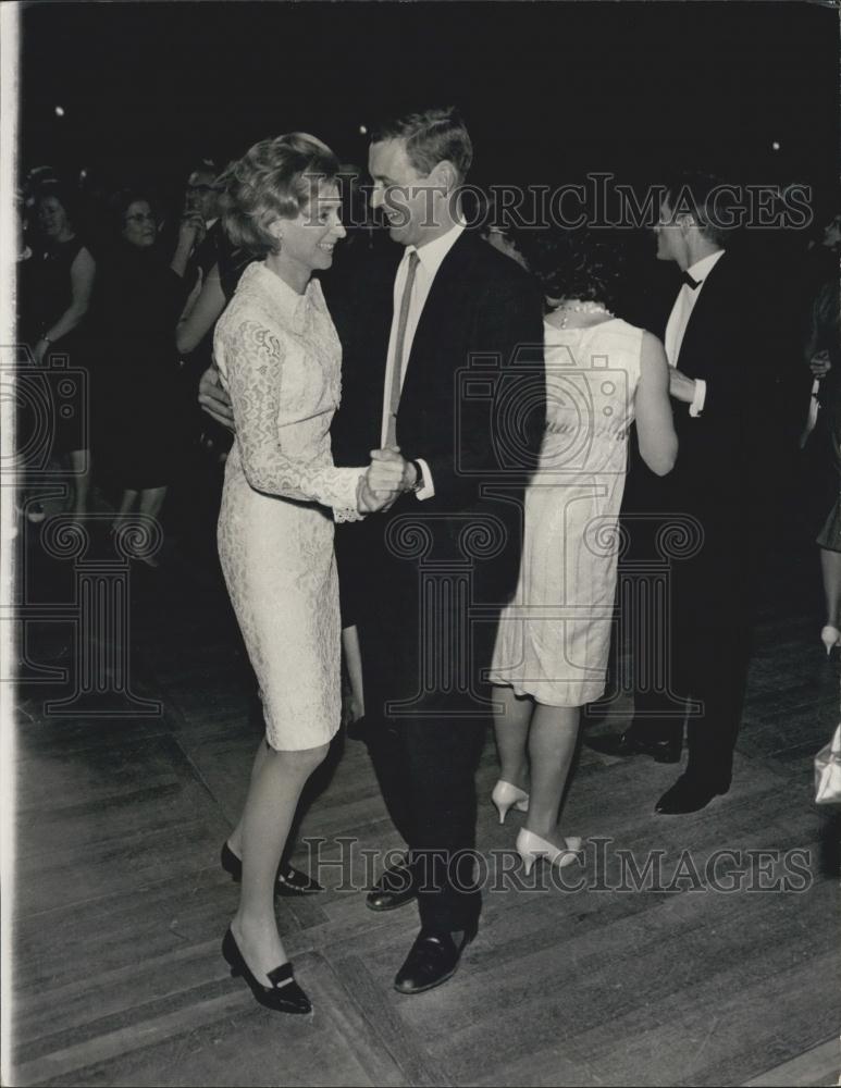 1964 Press Photo Wedgewood Benn London Postmaster Wife Dance Brighton Conference - Historic Images