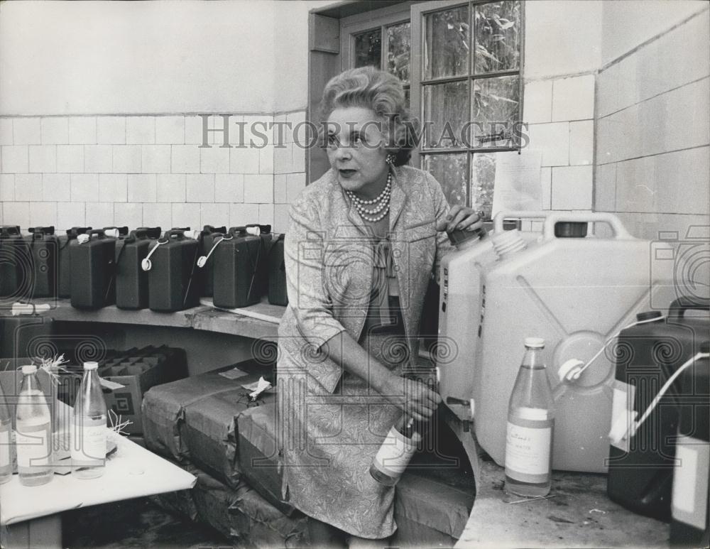 1965 Press Photo Barbara Cartland Home Camfield Place Fills Bottles With Water - Historic Images