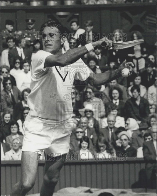 1971 Press Photo Pancho Gonales (USA) seen in action at Wimbledon - Historic Images