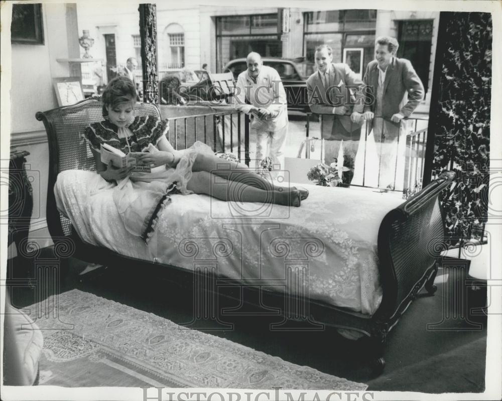 1963 Press Photo France Barnes Relaxes Louis XIV Reproduction Bed London - Historic Images