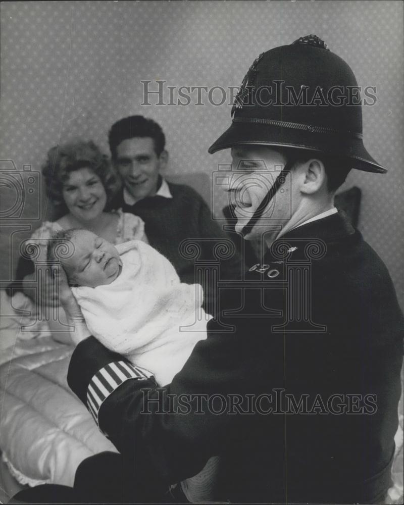 1962 Press Photo Dick Stork &amp; wife &amp; baby with PG Michael Blake - Historic Images