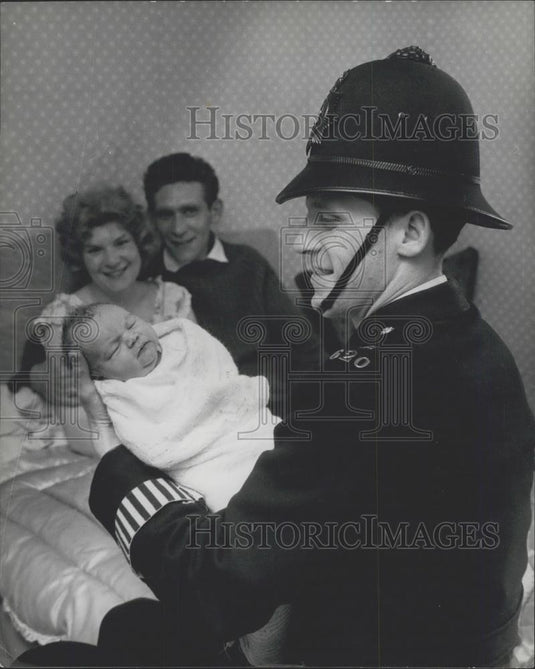 1962 Press Photo Dick Stork & wife & baby with PG Michael Blake - Historic Images