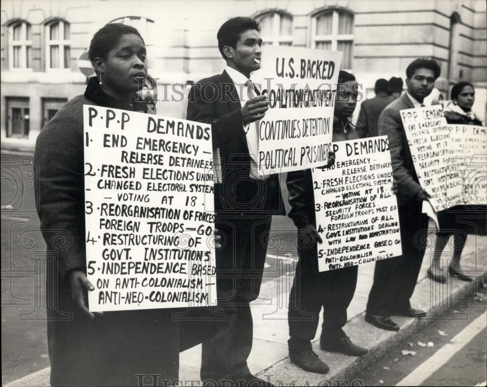 1965 Press Photo demonstrators outside Lancaster House - Historic Images