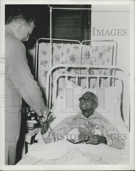 1958 Press Photo Dr. the Rev. Cyril A. Wallace in hospital - Historic Images