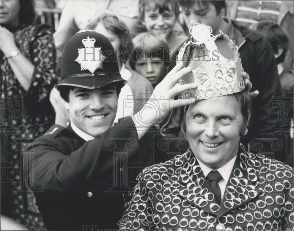 1979 Press Photo Police Constable Bill Netting crowned Ring Pull King - Historic Images