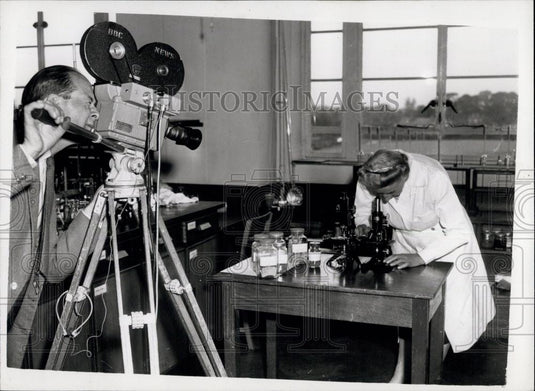 1959 Press Photo 4000 year old food Found In Jericho Tomb is tested - Historic Images