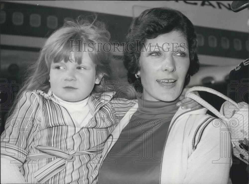1977 Press Photo Mrs. Helen Pieri With Her Daughter Katrina After Operation - Historic Images