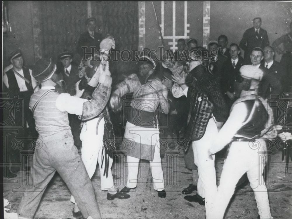 Press Photo Distance Is Measured Between Two Students Before A Fight - Historic Images