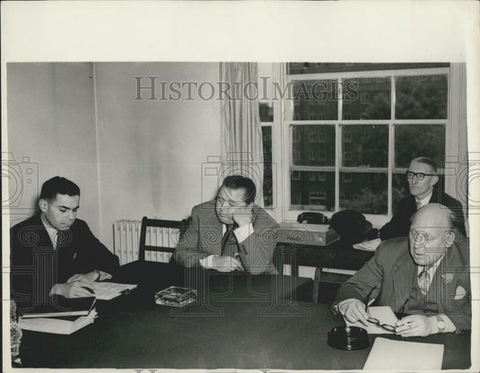 1957 Press Photo George Dawson the financier & his creditors - Historic Images