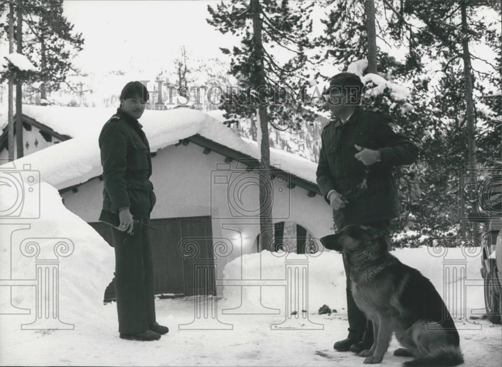 1988 Press Photo Security guard stands in front of &quot;Casa Forestal&quot; - Historic Images