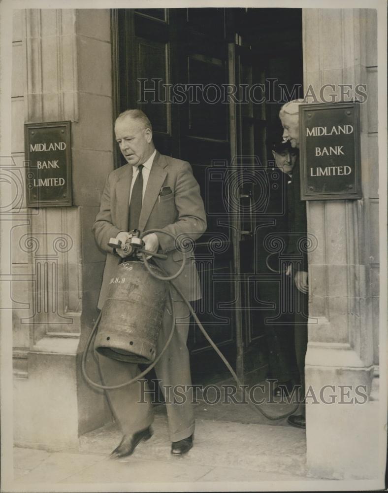 1959 Press Photo Raid On A London Bank Gang Blow Open Strong Room - Historic Images