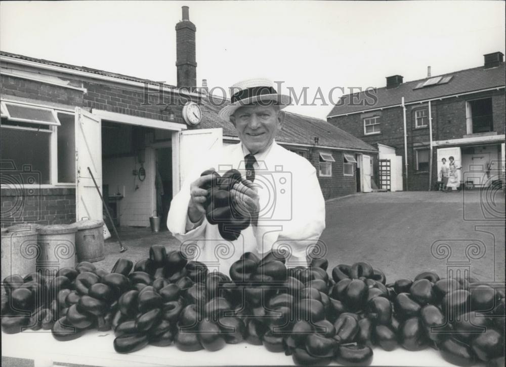 Press Photo Albert Hirst Chef With Black Puddings Factor Queen&#39;s Road Yorkshire - Historic Images