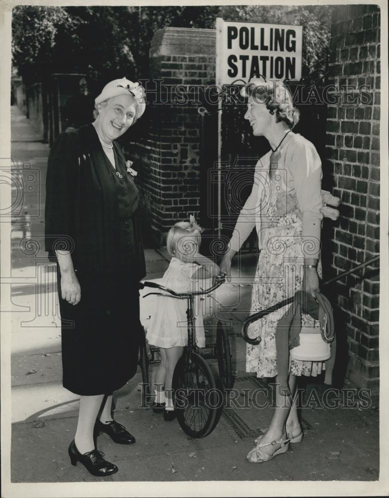 1959 Press Photo Lady MacMillan Talking With Woman Nightingale Lane Polling - Historic Images