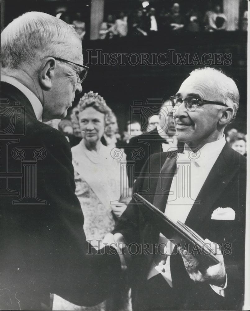 1967 Press Photo King Gustav Adolf of Sweden presents this years Nobel Prize - Historic Images