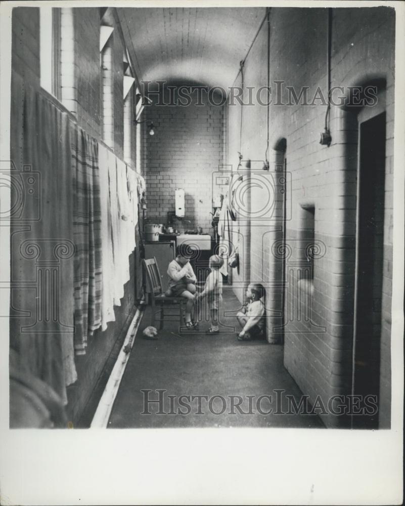 1964 Press Photo Homeless Families Share old Police Station - Historic Images