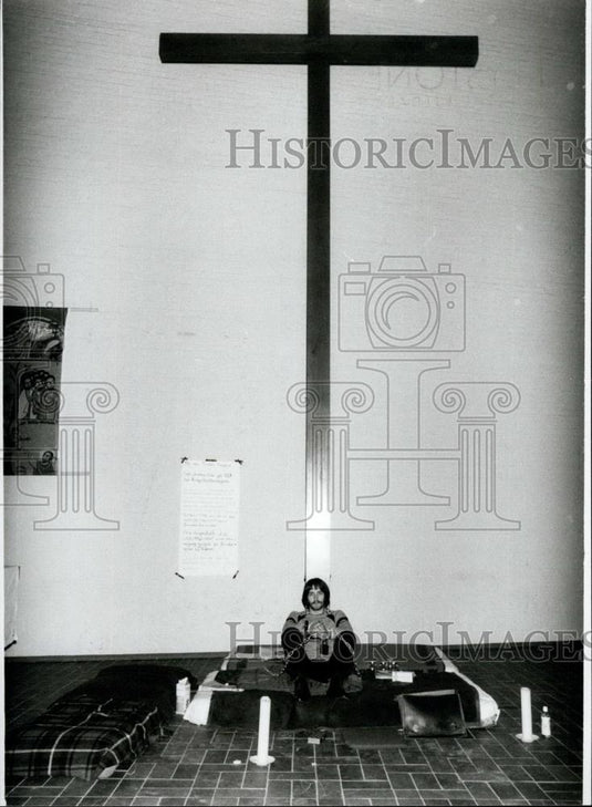 Press Photo Young Conscientious Objector Chained Himself to cross - Historic Images