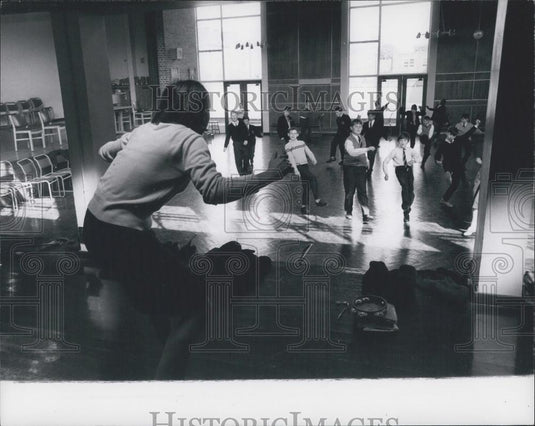 Press Photo Margaret Pittard Teacher Markfield Drama Class - Historic Images