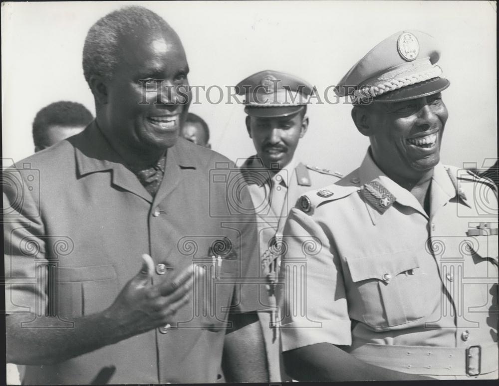 Press Photo Zambia's Pres. Kaunda with Pres. Barre - Historic Images