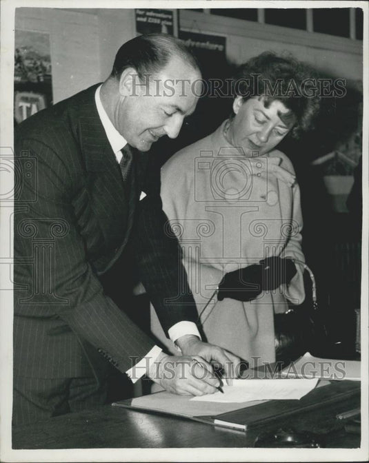 1962 Press Photo Secretary of State For War Signs On The First "Ever Readies" - Historic Images