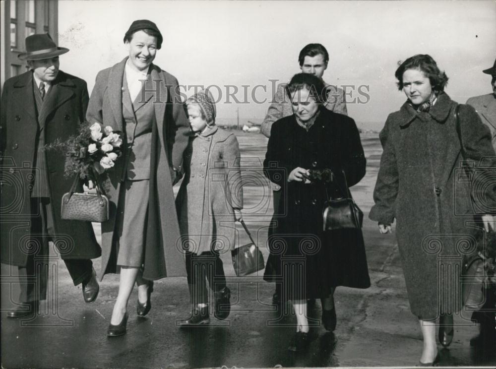 1954 Press Photo Monika Mueller Returns to Family After 8 Years - Historic Images