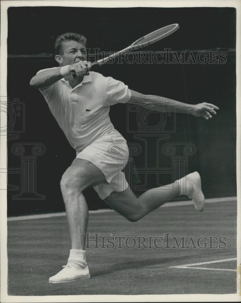 1954 Press Photo T. Trabert (U.S.A.), in action at Wimbledon - Historic Images