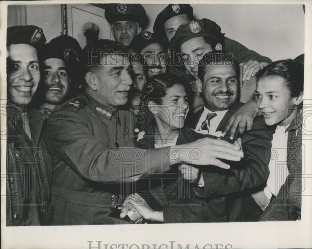 1954 Press Photo General Neguib congratulated on his re-election - Historic Images