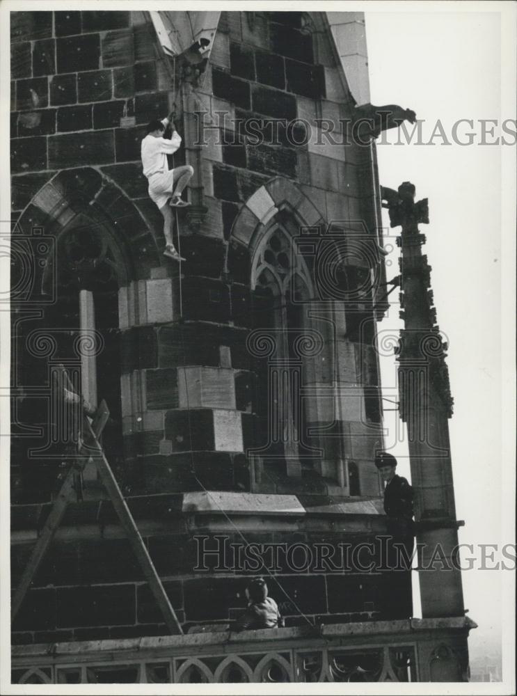 Press Photo Fire-brigade came to help Guenther down from St. Lorenz-Church-Tower - Historic Images