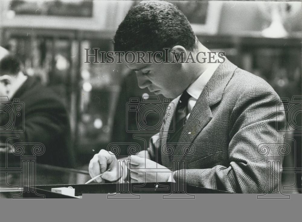 Press Photo Jewel Expert Checks Values Stones Viewing Room Sotheby&#39;s - Historic Images