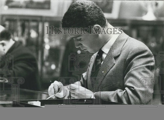 Press Photo Jewel Expert Checks Values Stones Viewing Room Sotheby's - Historic Images