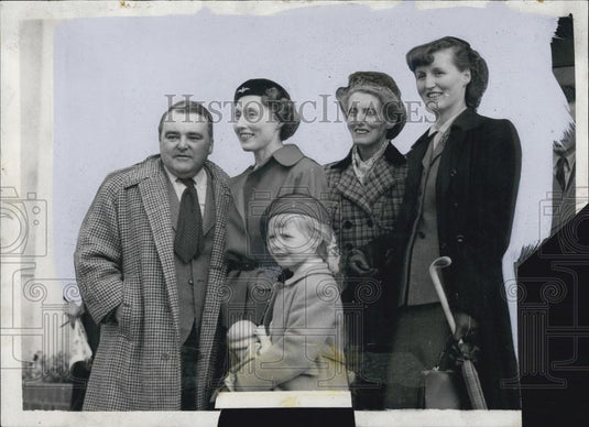 Press Photo Three Women Man And Child - Historic Images