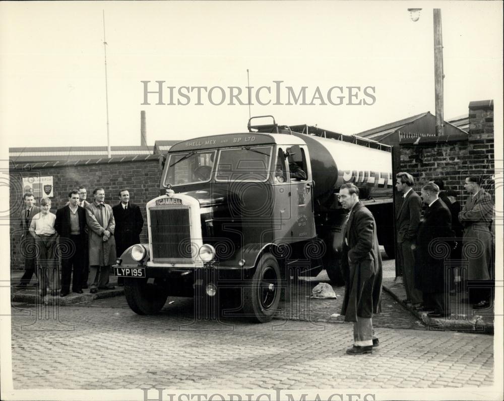 1953 Press Photo R.A.F. personnel take over. Petrol Delivery Strike Continues - Historic Images