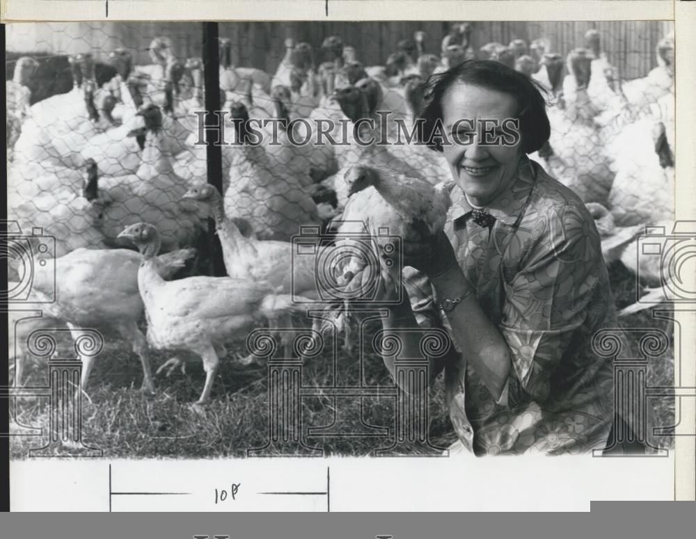 1967 Press Photo Mrs Carla Stafford-Lewis, Mini-Turkey, Ghiddingfold, Surray - Historic Images