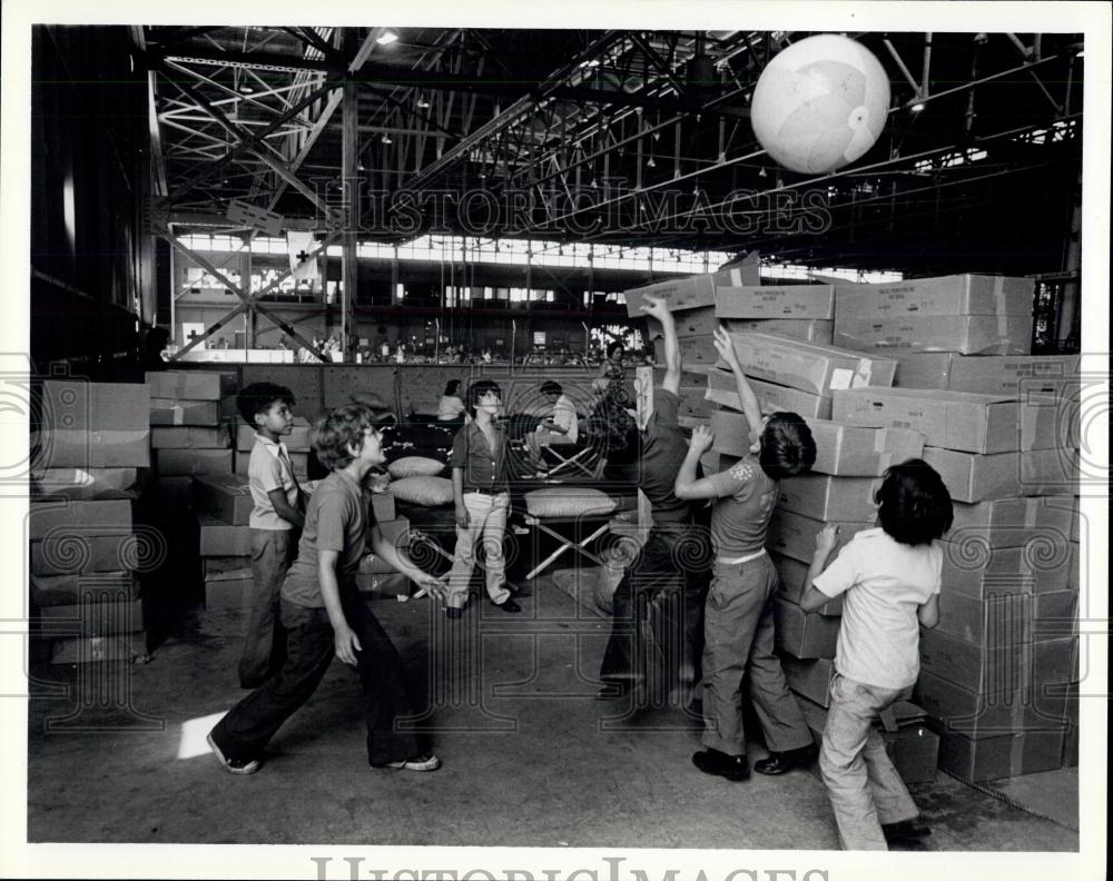 Press Photo Young Cuban refugees play in a holding hanger in Key West - Historic Images