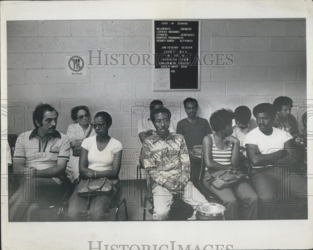 1990 Press Photo Unemployment line for unemployed auto workers in Detroit, MI - Historic Images