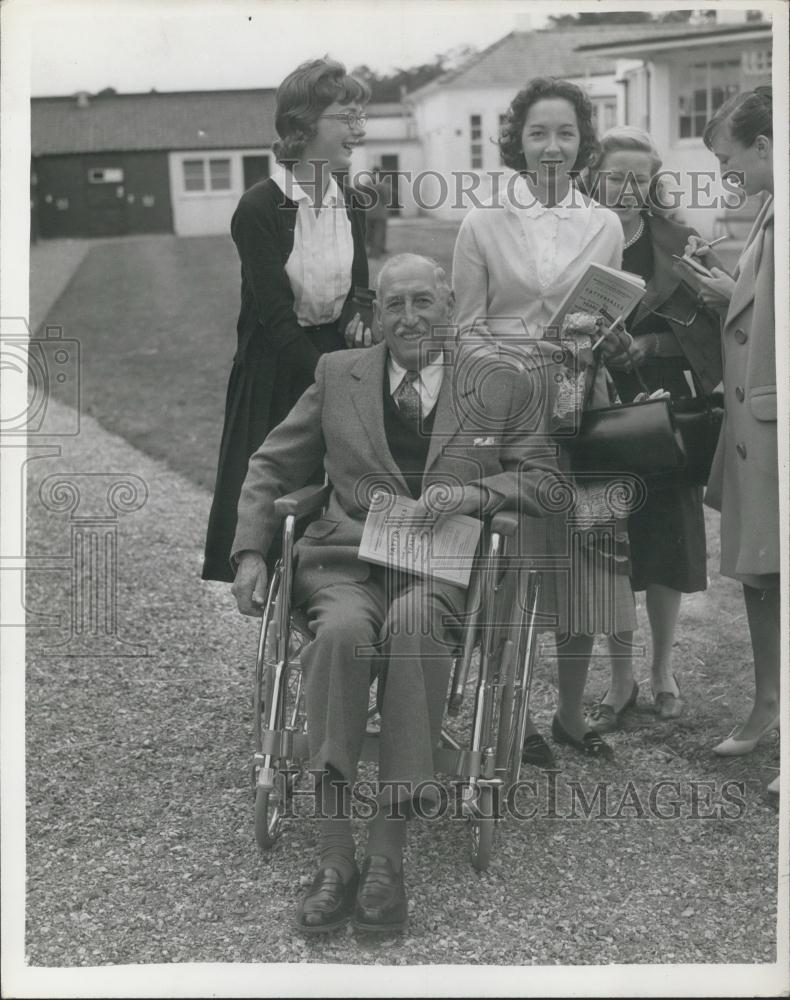 1959 Press Photo Sir Victor Sassoon Nieces Newmarket Autumn Yearling Sales - Historic Images