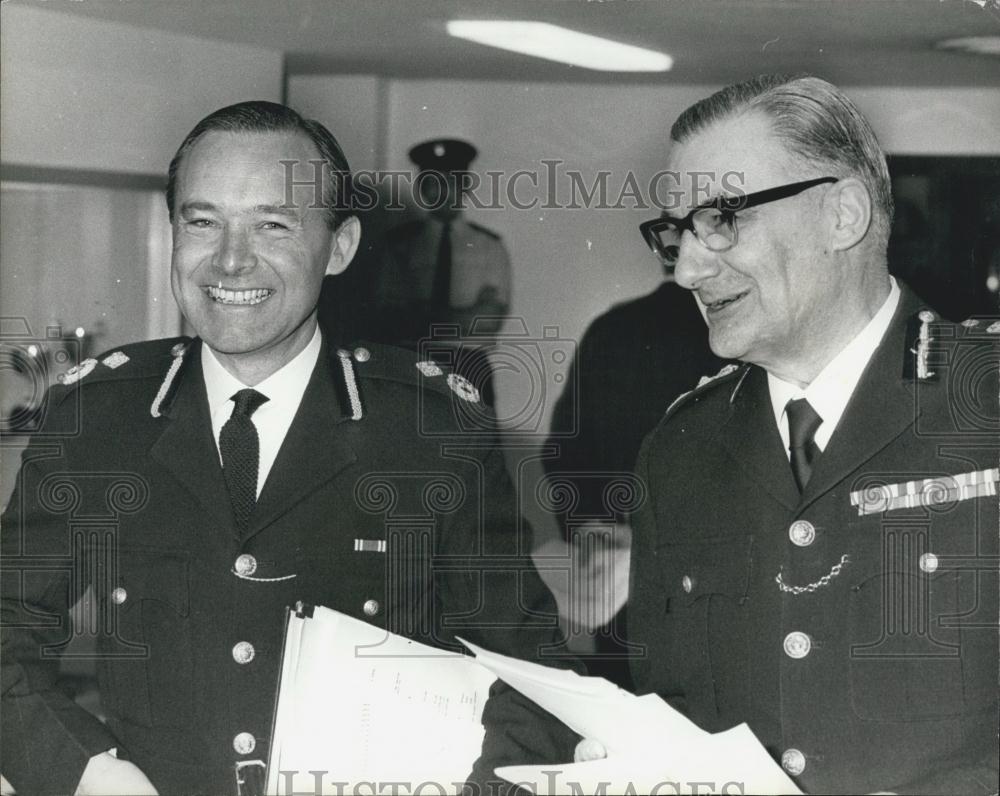 1976 Press Photo Metropolitan Police CommissionerSir Robert Mark&amp;John Dellow - Historic Images