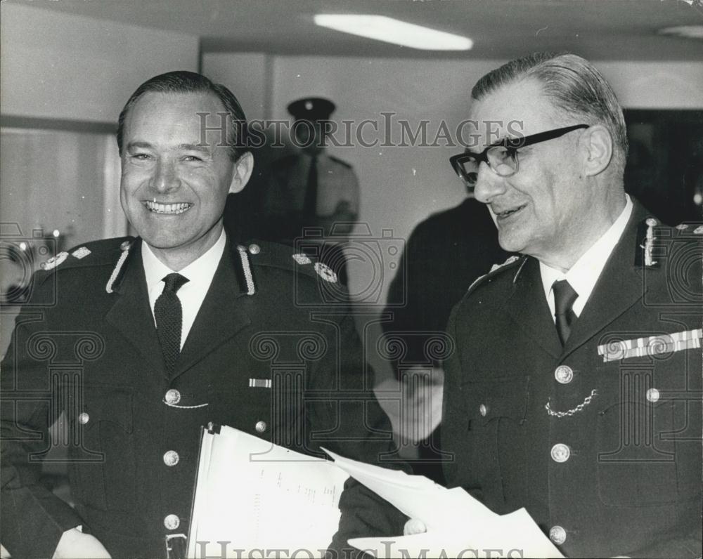 1976 Press Photo Metropolitan Police CommissionerSir Robert Mark&John Dellow - Historic Images