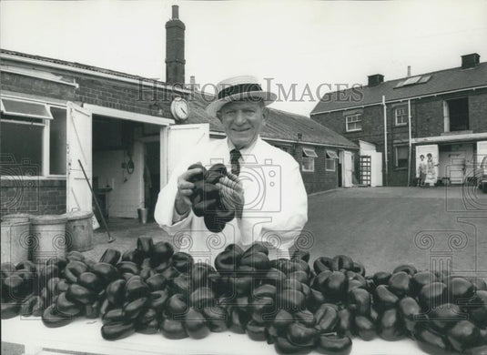 Press Photo Albert Hirst Chef With Black Puddings Factory Queen's Road Yorkshire - Historic Images