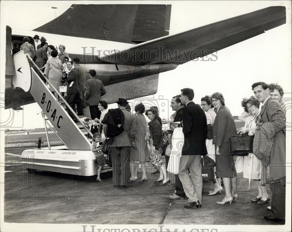 1960 Press Photo Passengers from the liner Queen Mary,strike-bound Southampton - Historic Images