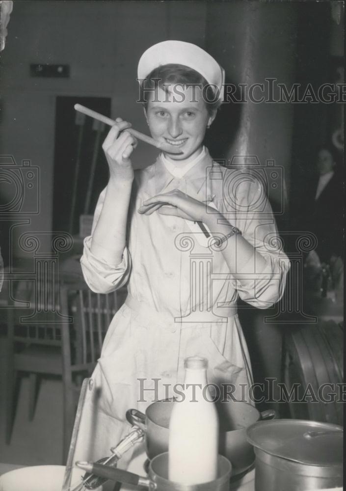 Press Photo Bernadette Thielges ,named the ideal housewife of 1955 - Historic Images