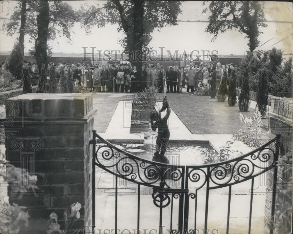 Press Photo Cherub Fountain in garden - Historic Images