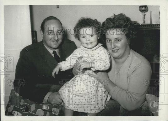 1958 Press Photo Flight Lieut Anthony Little, Gwendolyn, Caroline - Historic Images
