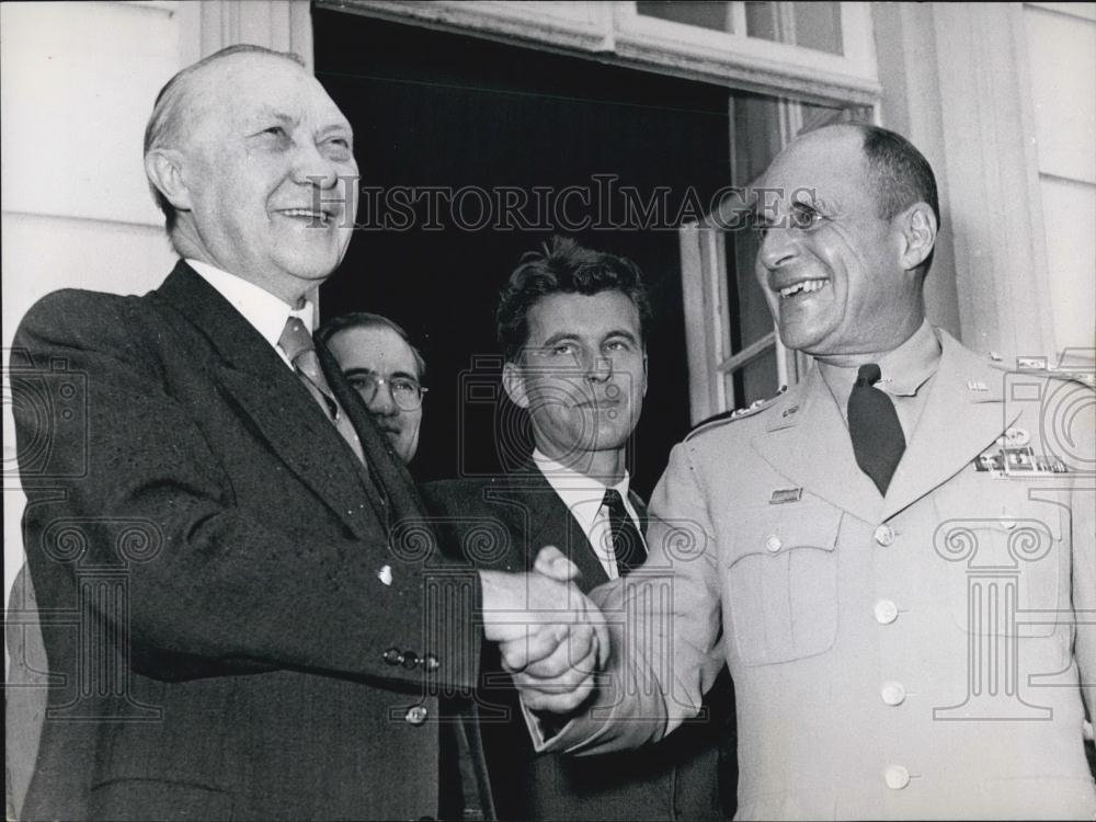 1953 Press Photo NATO Commander General Ridgeway Says Good Bye to Europe - Historic Images